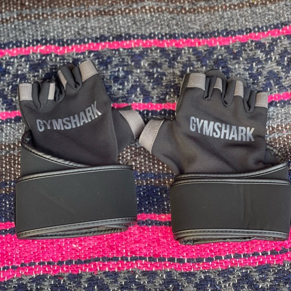 Gymshark Accessories - Gymshark lifting gloves
